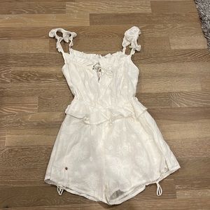 WHITE FLORAL ROMPER | PRINCESS POLLY | SIZE M